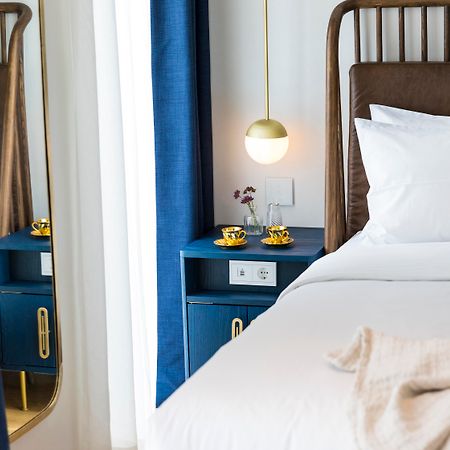 Отель Gatsby Афины Экстерьер фото A bedroom at the hotel