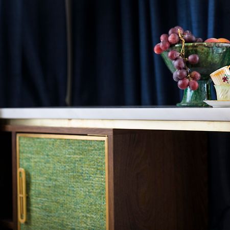 Отель Gatsby Афины Экстерьер фото A 1950s sideboard