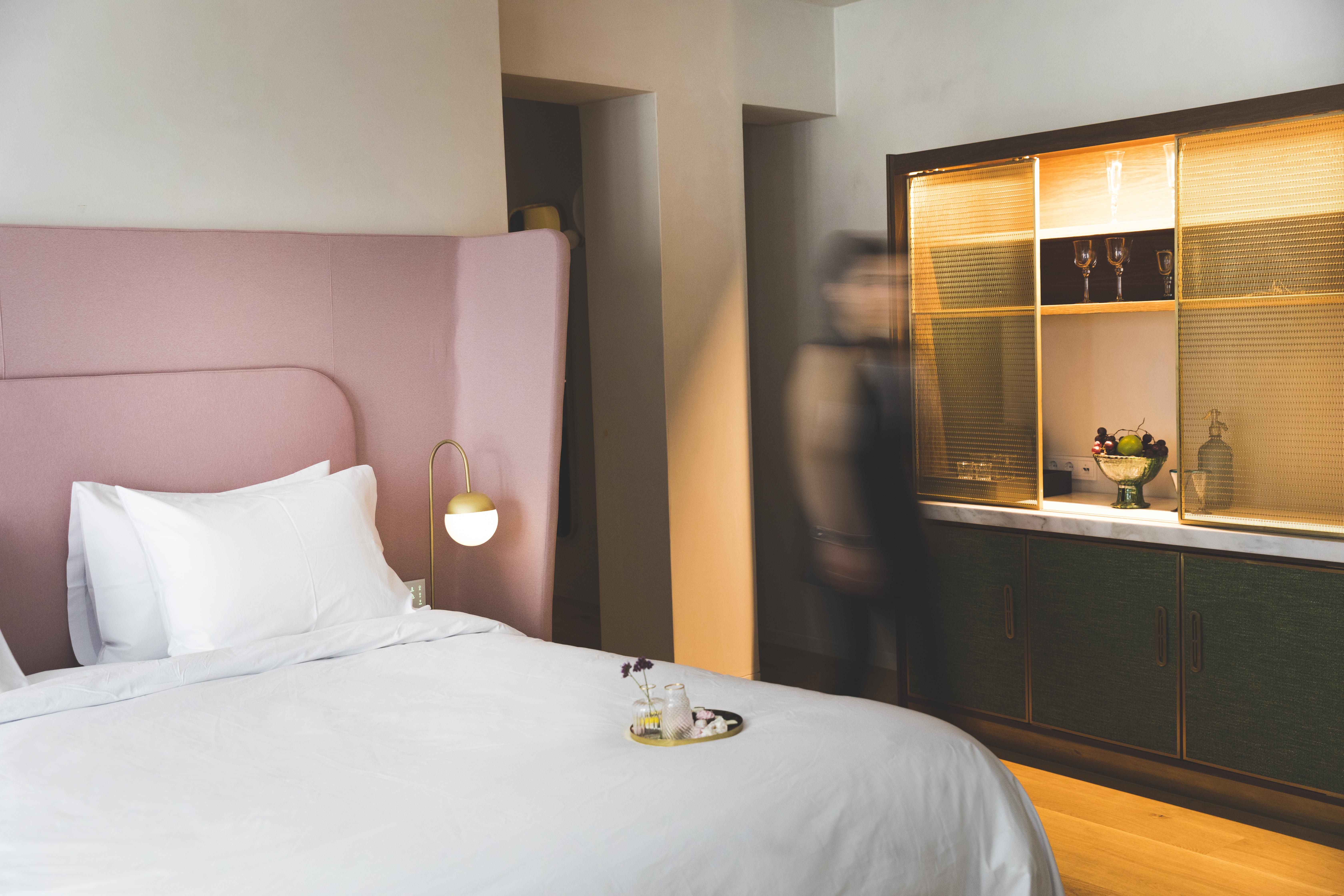 Отель Gatsby Афины Экстерьер фото A room at the hotel