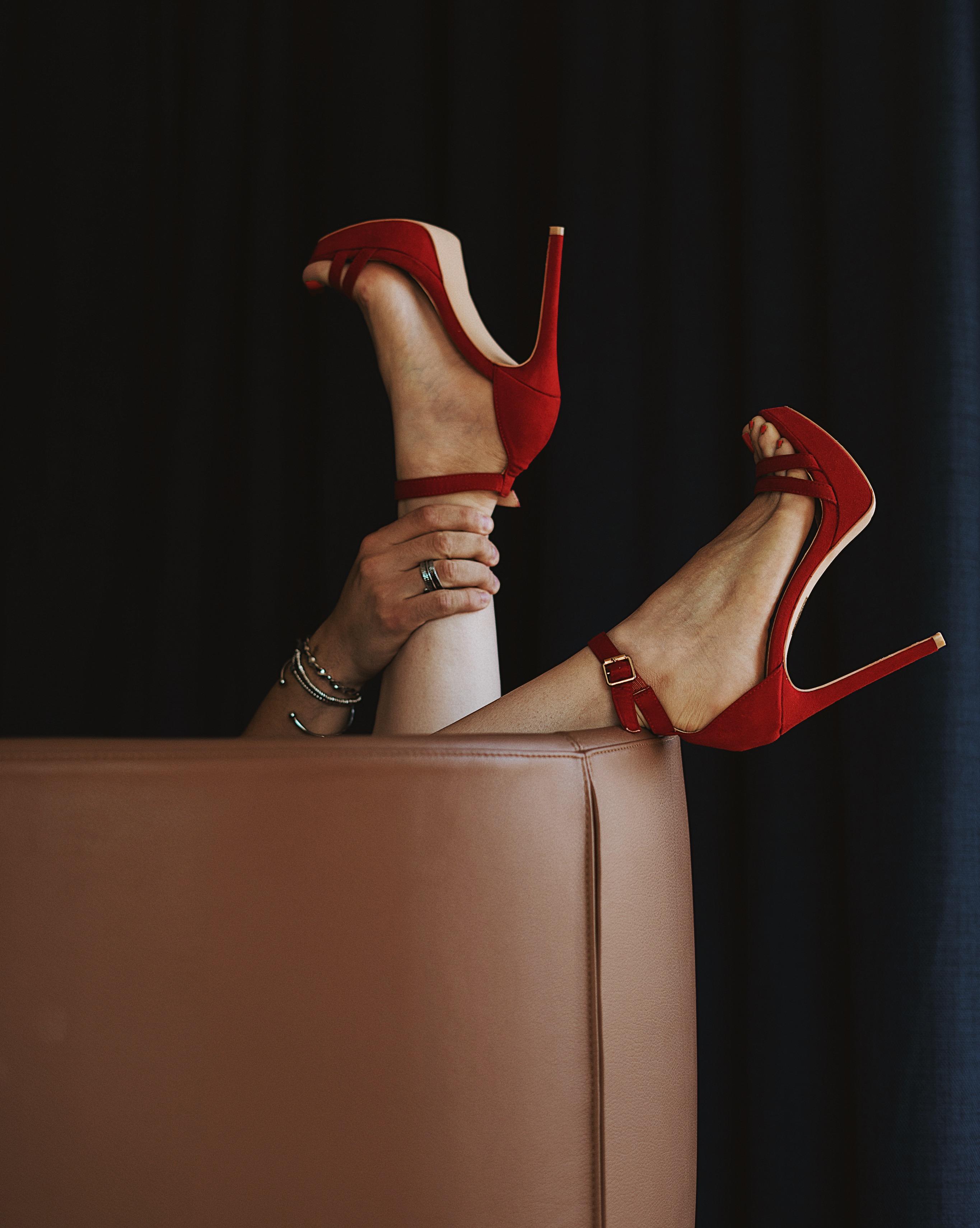 Отель Gatsby Афины Экстерьер фото A woman wearing red high-heeled shoes