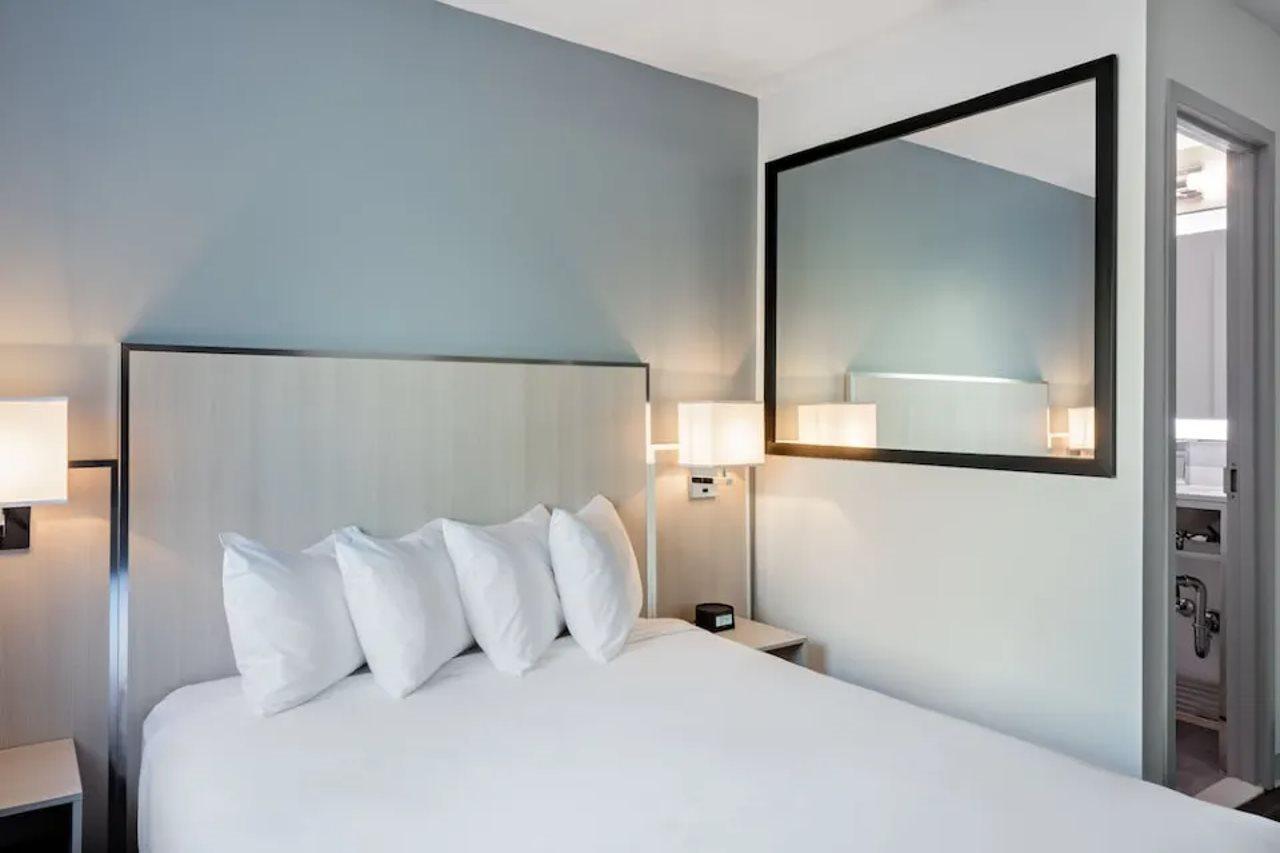 Отель Gatsby Афины Экстерьер фото A room at the Hilton Garden Inn in San Francisco