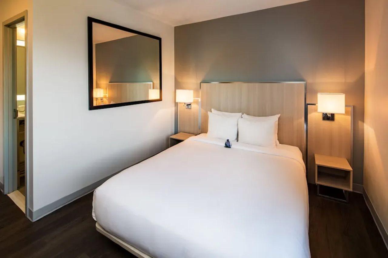 Отель Gatsby Афины Экстерьер фото A room at the hotel