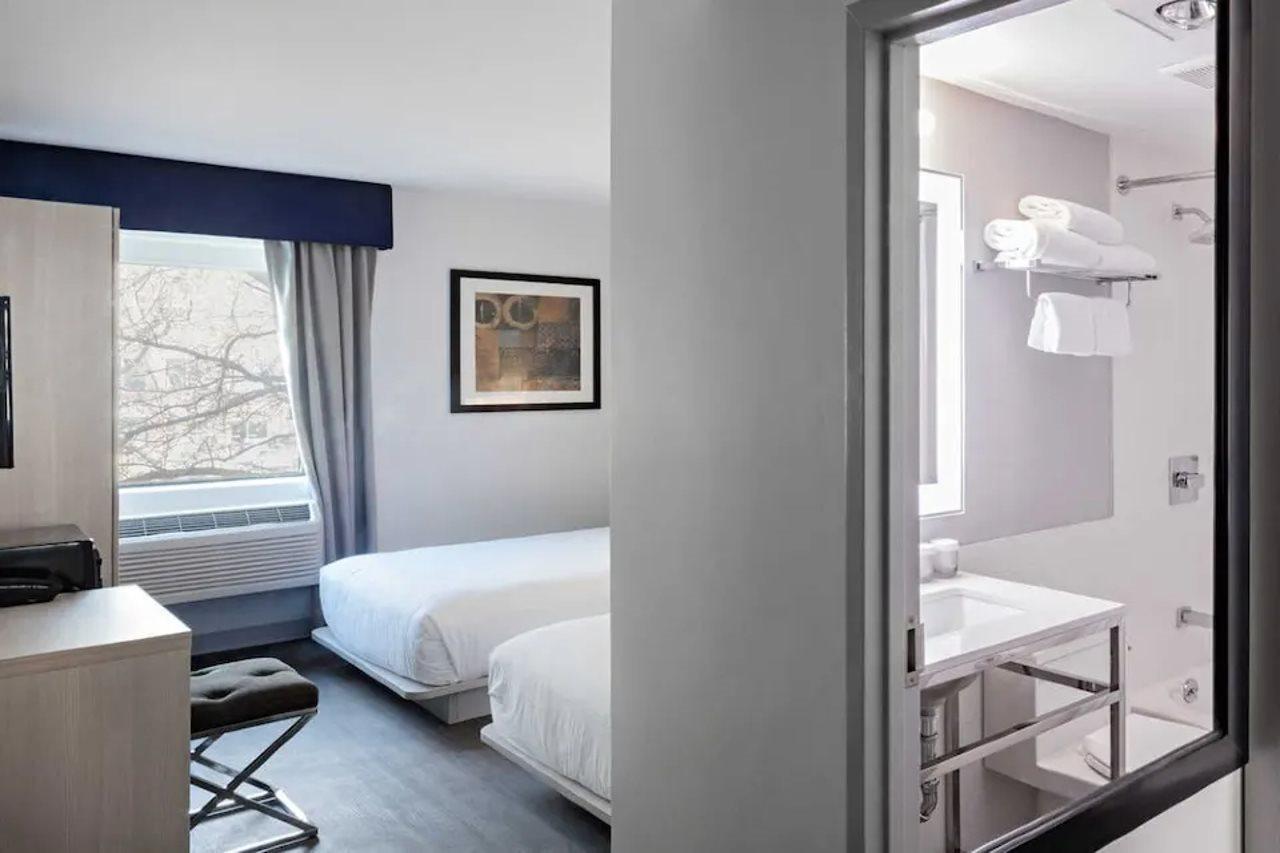 Отель Gatsby Афины Экстерьер фото A room at the hotel