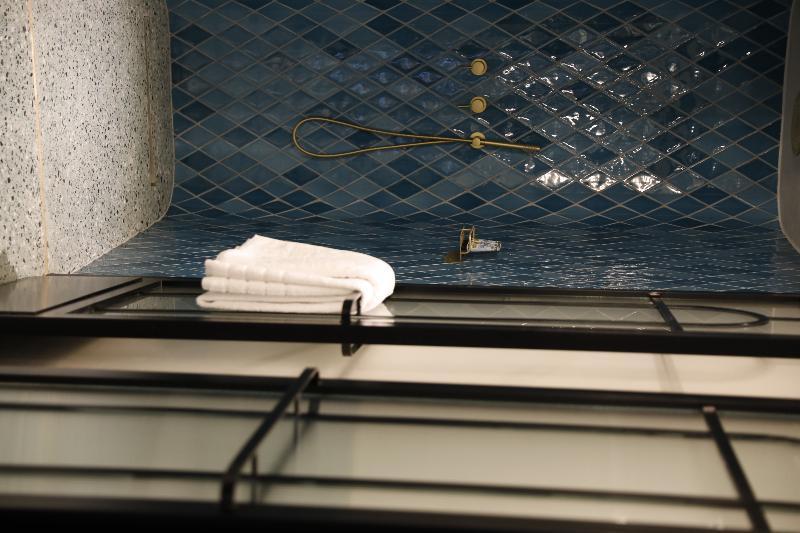 Отель Gatsby Афины Экстерьер фото A shower in a hotel