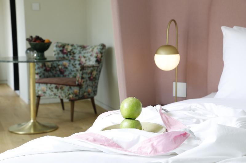 Отель Gatsby Афины Экстерьер фото A bedroom with a floor lamp