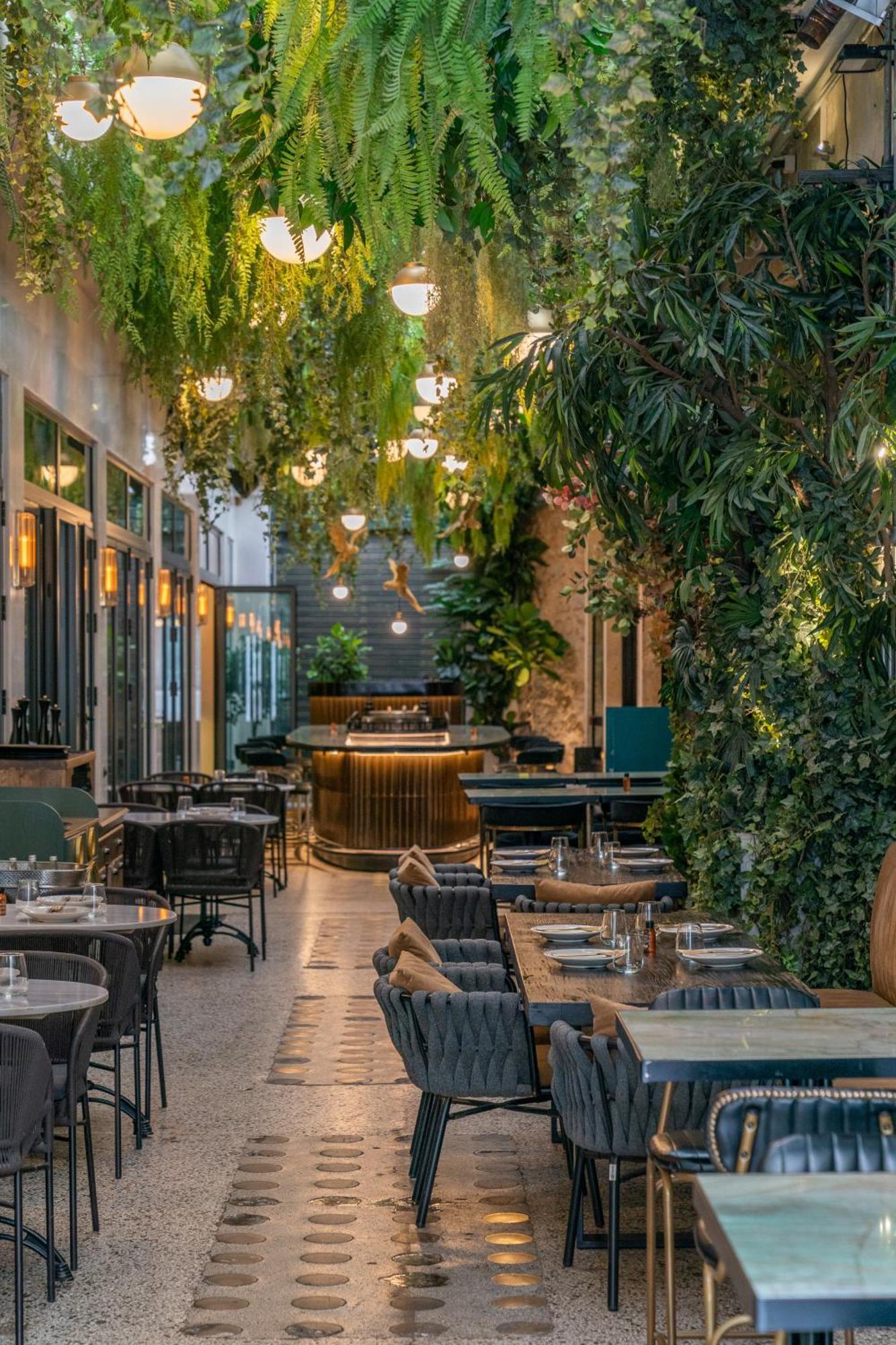 Отель Gatsby Афины Экстерьер фото The interior of the restaurant