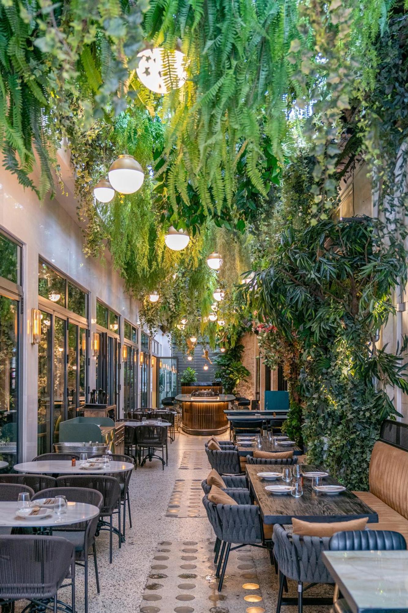 Отель Gatsby Афины Экстерьер фото The interior of the restaurant